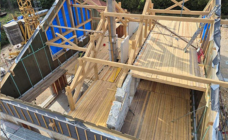 Construction d’une habitation et abri piscine en bois massif.