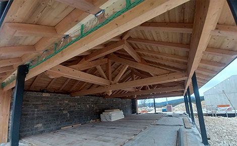 Construction d’une habitation et abri piscine en bois massif.